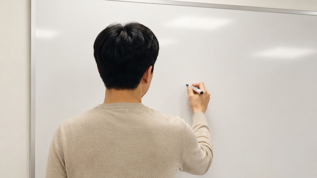 화이트보드에 판서하는 선생님의 뒷모습
